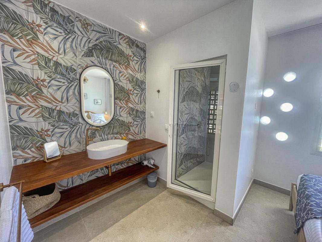 38 Location villa piscine vue mer ilet Gosier Guadeloupe_sdb 4